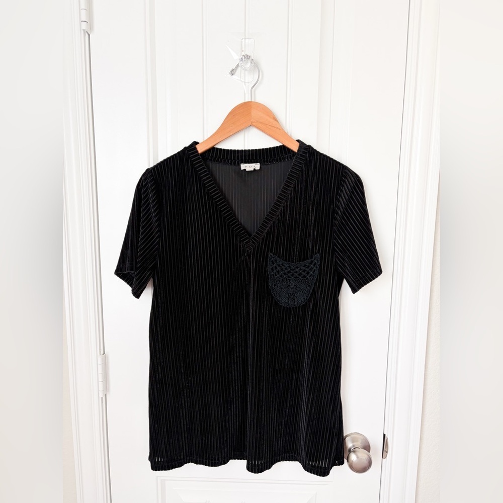 POL Black Velvet Ribbed V-Neck Top with Crochet Pocket Size Small